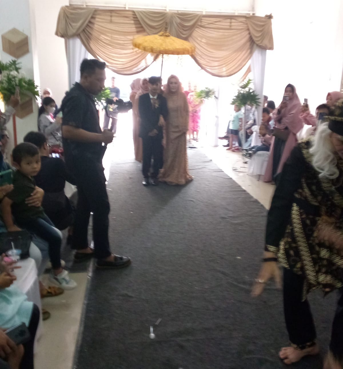 Ramaikan Suasana Pernikahan dengan  Lengser Adat Sunda