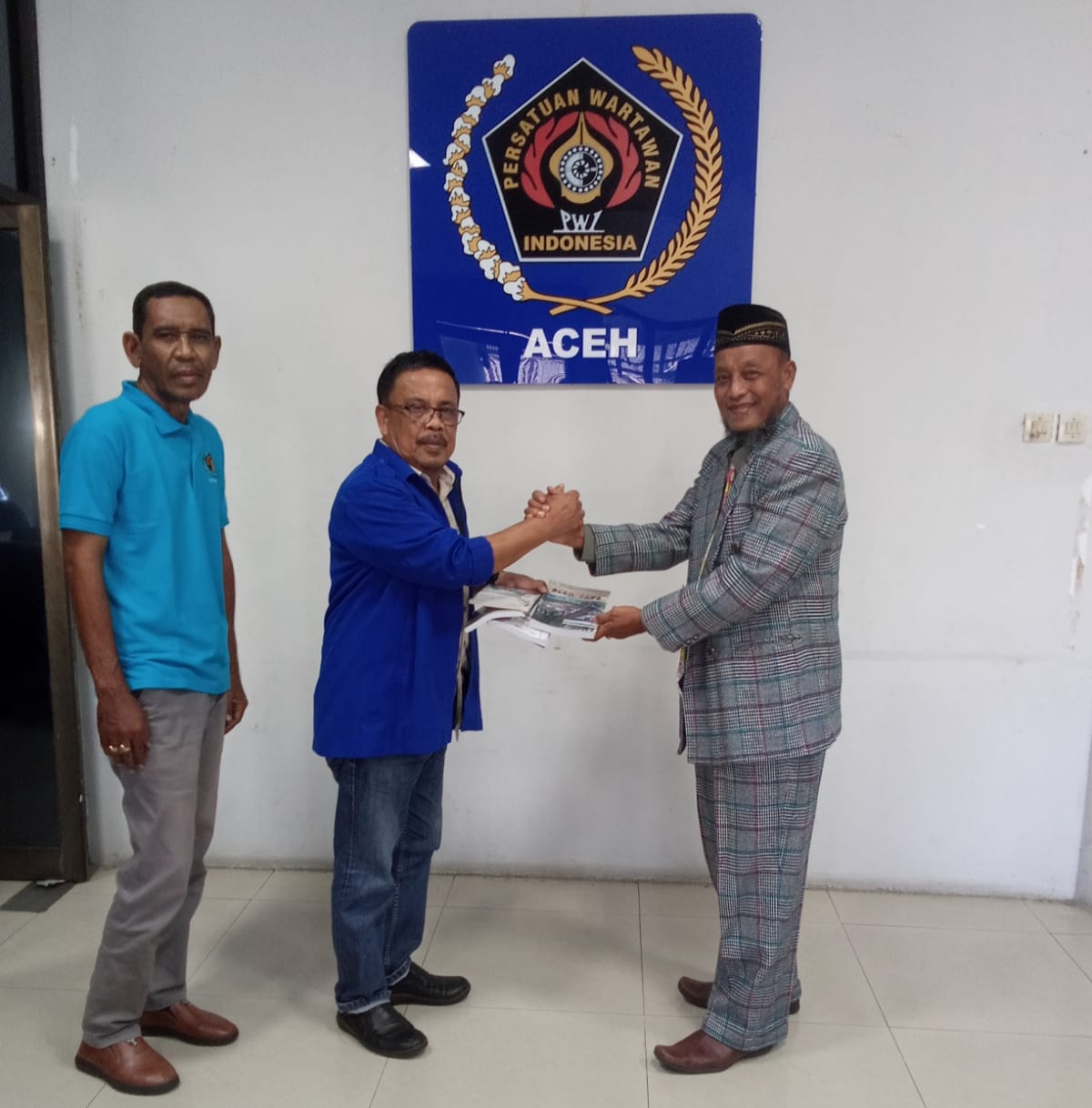 Adnan NS Wartawan Senior Aceh Menyerahkan Sejumlah Buku Yang Ditulisnya