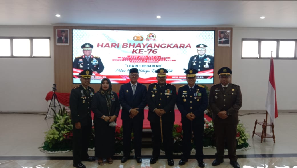 Dandim 0621/Kab.Bogor Letkol Kav Gan Gan Rusgandara.S.Hub.Int Beserta Pasukan Beri Surprise Kapolres Bogor di Hari HUT Bhayangkara Ke- 76