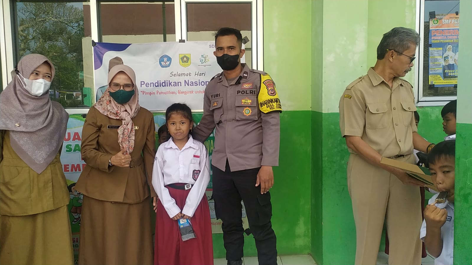 Personil Polsek Ciomas Berikan Bantuan Kepada Siswa Kurang Mampu