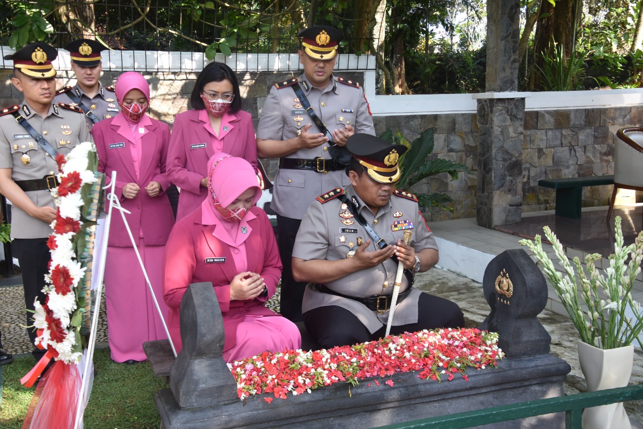 Sambut Hari Bhayangkara ke- 76, Polres Bogor Gelar Ziarah Ke Makam Pahlawan Pondok Rajeg dan Makam Jenderal Hoegeng