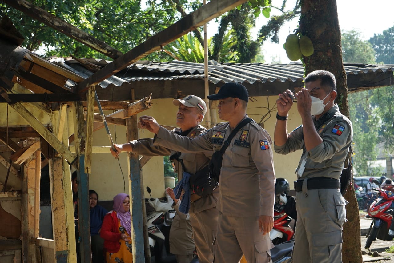 Satpol PP Kota Bogor bersama Tim Gabungan saat Lakukan Penertiban PKL di Kawasan Jl. Manunggal