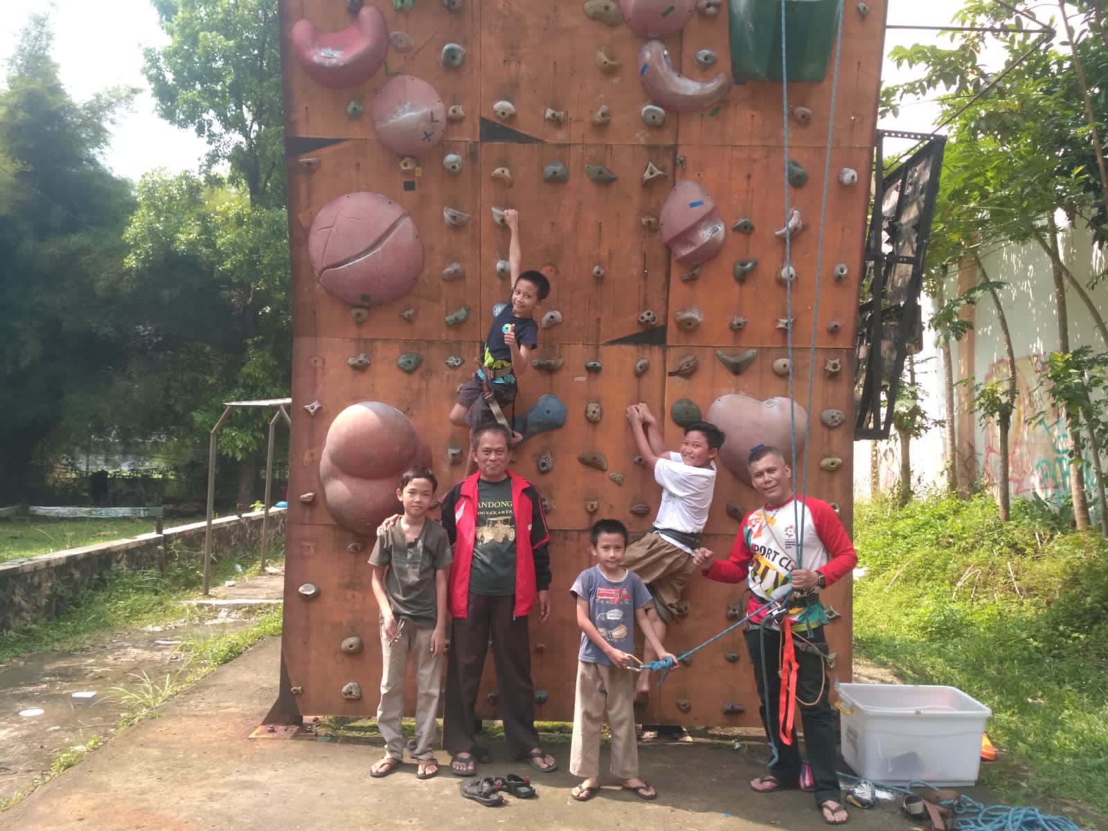 Serunya Mengajarkan Anak Panjat Tebing