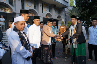 Hery Antasari Serahkan Sapi Kurban Pemkot Bogor