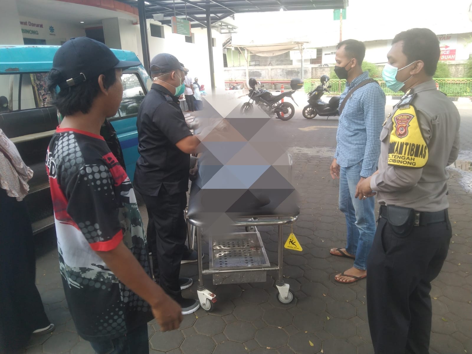 Polsek Cibinong Lakukan Cek TKP Penemuan Orang Meninggal didalam Angkot