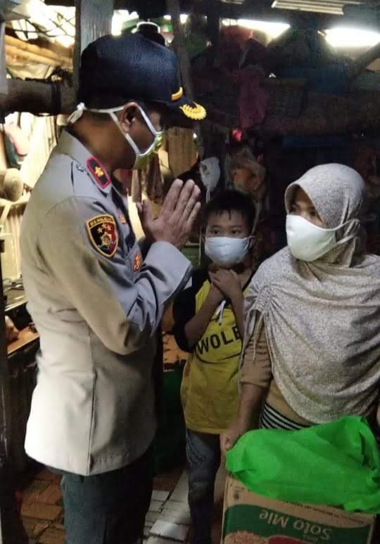 Polsek Ciomas Bagikan Paket Sembako Kepada Masyarakat Yang Membutuhkan