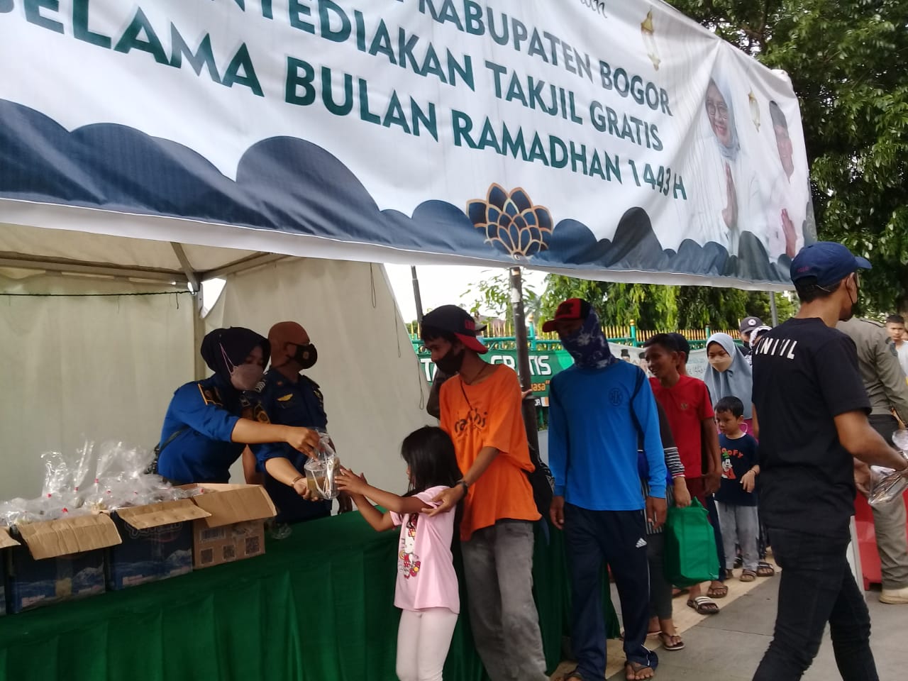 Berbagi Takjil dan Snack Gratis, Damkar Kab. Bogor Utamakan Warga Masyarakat dan Pengendara