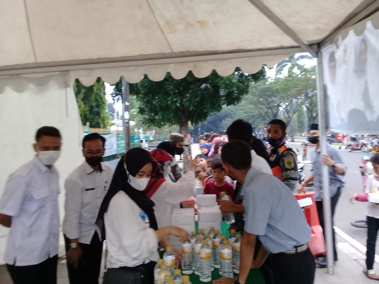 Dinas Koperasi dan UKM Kabupaten Bogor Berbagi Takjil dan Snack Untuk Warga Masyarakat