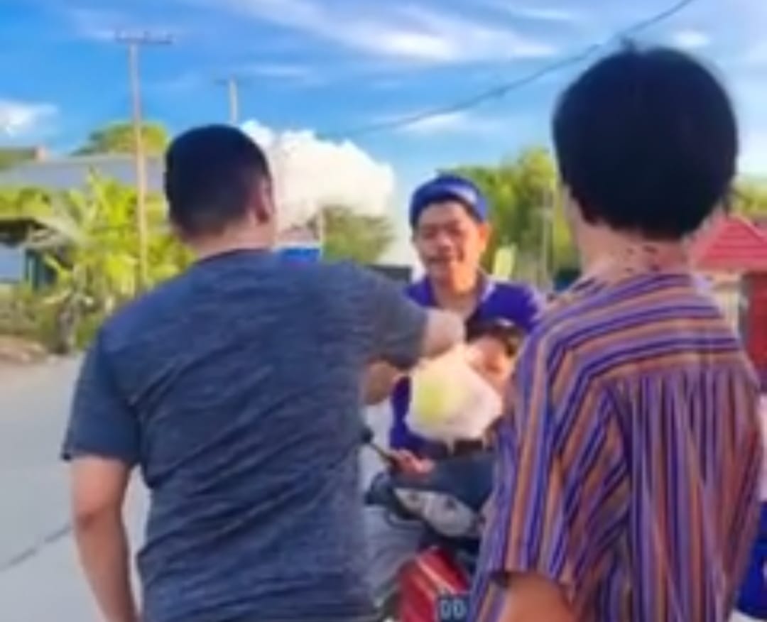 Komisioner bersama Sekretaris dan Staf KPU Selayar Kompak Sponsori Giat Pembagian Takjil