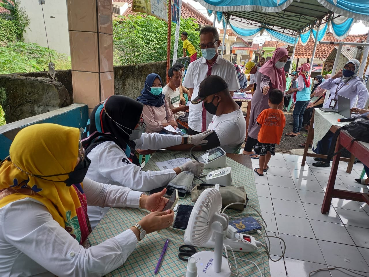 Juandi Rachmadja, SE., Lurah Cilendek Barat Dukung Percepatan Vaksinasi