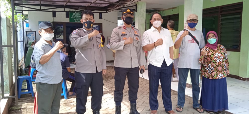 Ipda Aris bersama Bripka Fajar Kawal Pelaksanaan Vaksinasi Covid 19