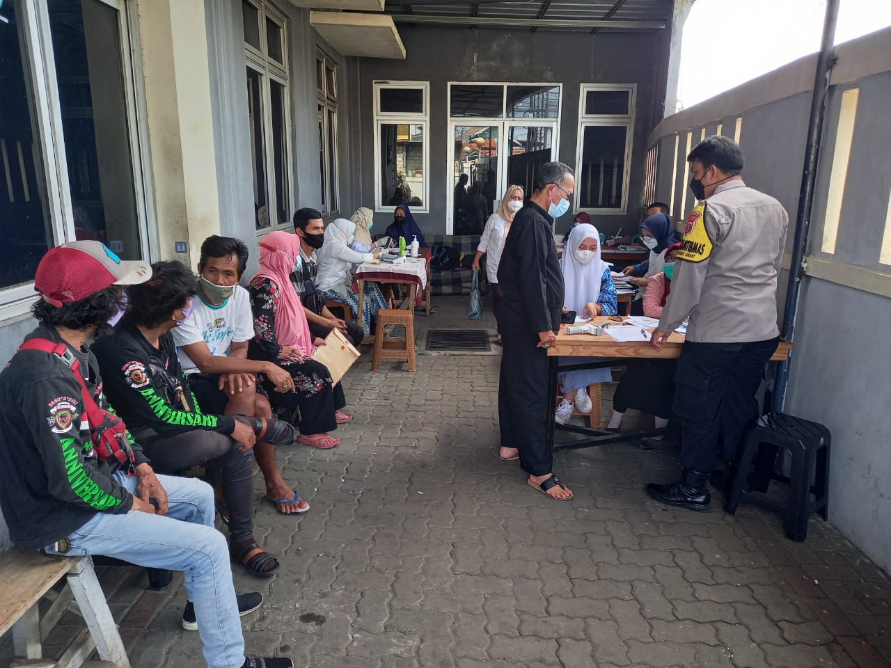 Juandi Rachmadja, SE., Lurah Cilendek Barat bersama Bripka Fajar Kawal Vaksinasi