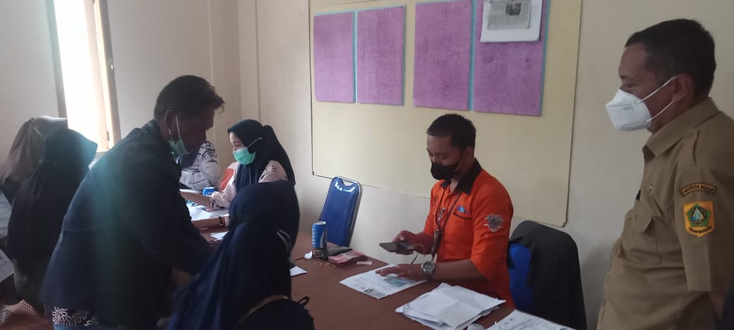 Pemdes Sukajadi Salurkan BPNT Sekaligus Laksanakan Vaksinasi Covid 19