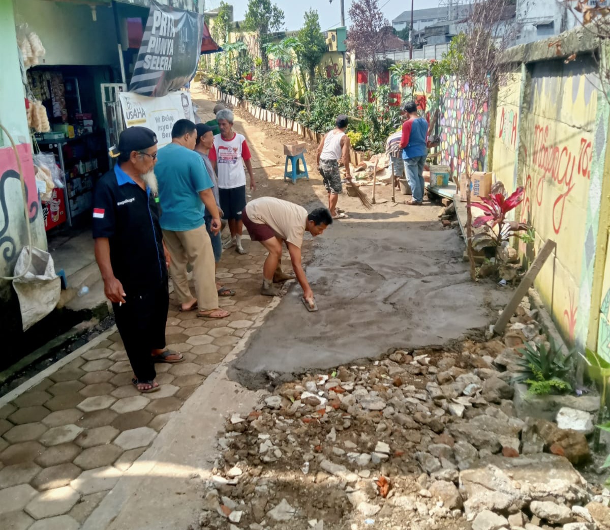 Antusias Warga Gotong Royong Perbaiki Jalan