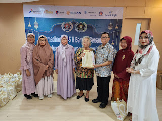 IKWI Pusat bagikan paket sembako untuk Para Warakawuri se-jabodetabek.