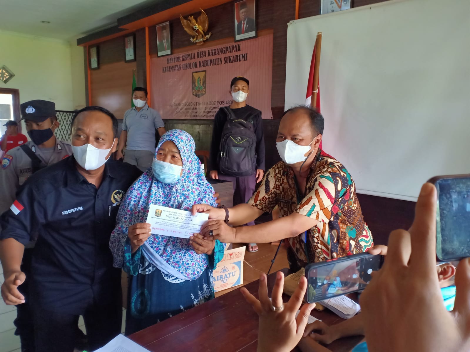 Camat Cisolok Hadiri Penyaluran BLT-DD di Desa Karangpapak