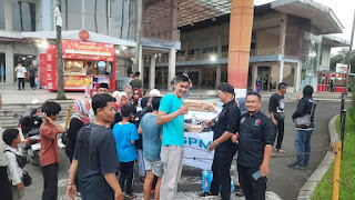 Aksi Keren: Komunitas Sosial Peduli Masyarakat (KSPM) Melaju Bagi-Bagi Takjil