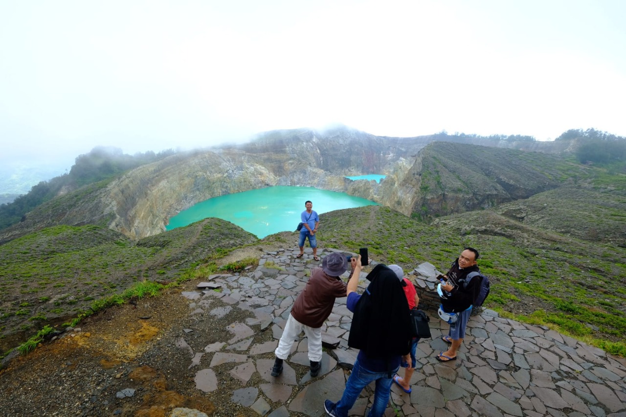 Tim JKW PWI Nikmati Indahnya Panorama Danau Kelimutu