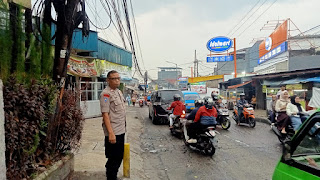 Aiptu Urip Nurbowo Bhabinkamtibmas Desa Kota Batu Atur Lalin diwilayah Binaannya