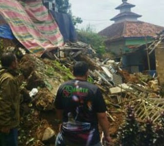 Akibat Curah Hujan Cukup Tinggi Mengakibatkan Tanah Longsor di-Wilayah Kecamatan Pamijahan