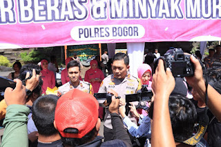 Kapolres Bogor Bekerjasama dengan BULOG adakan  Giat Bazar Murah Beras dan Minyak