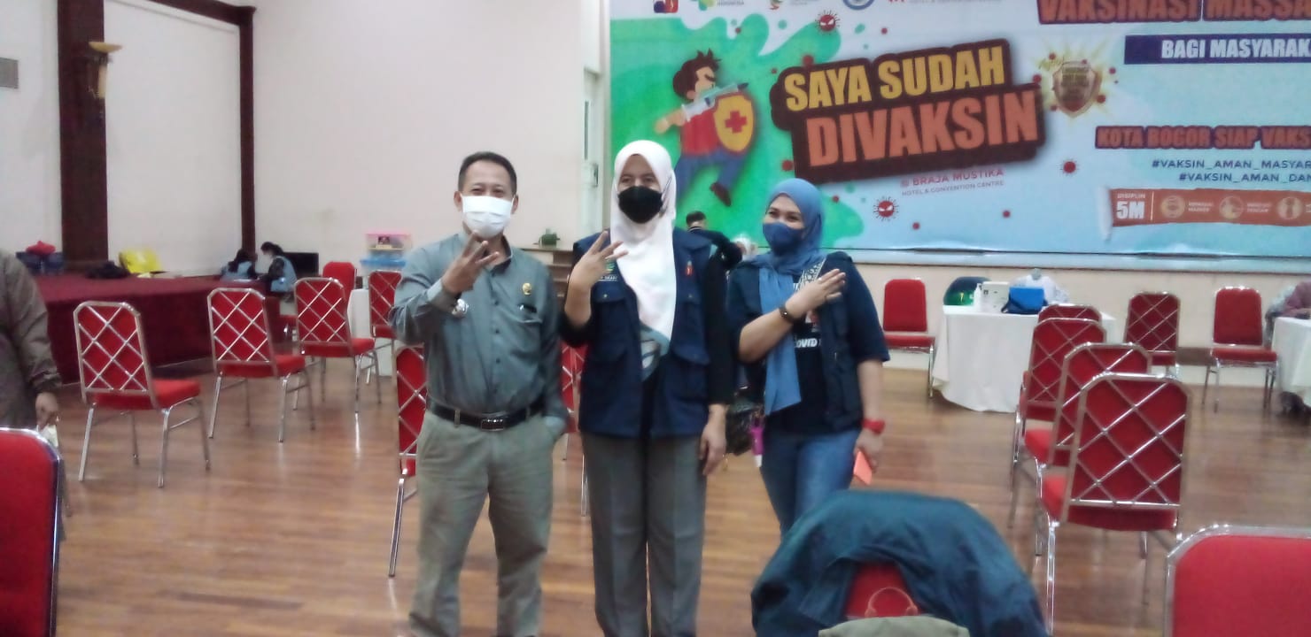 Camat bersama Sekcam Bogor Barat Kawal Proses Vaksinasi Massal di Hotel Braja Mustika