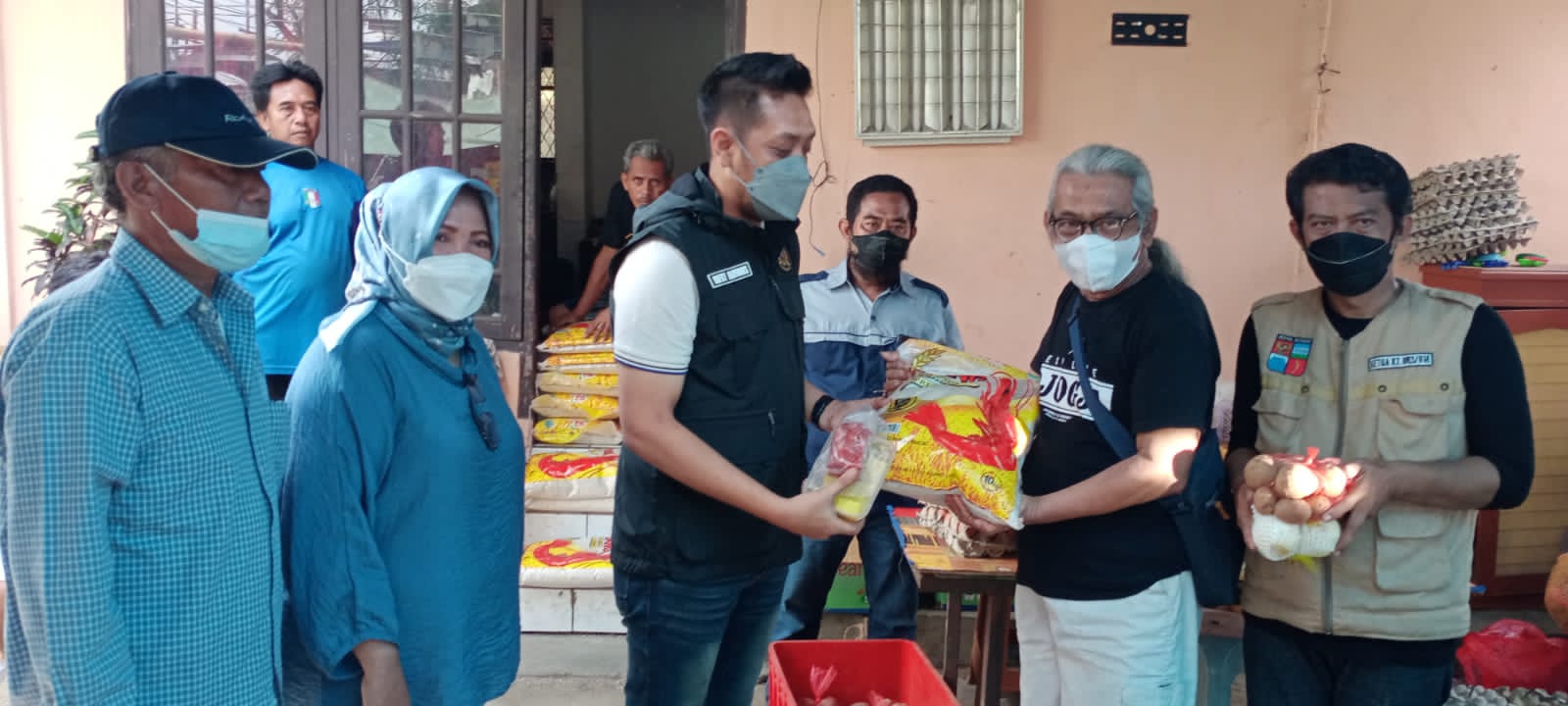 Sebanyak 135 KK Warga Rw. 05 Kelurahan Cilendek Barat Terima BPNT