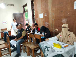  KPPS dan Petugas TPS 17 Kelurahan Bubulak Berjibaku Jalankan Tugasnya di-Pemilu 2024.