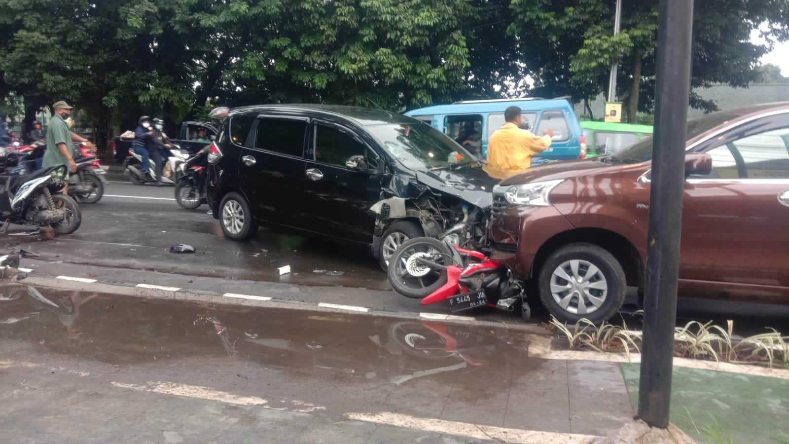 Kecelakaan Beruntun Terjadi di Depan Dealer Honda