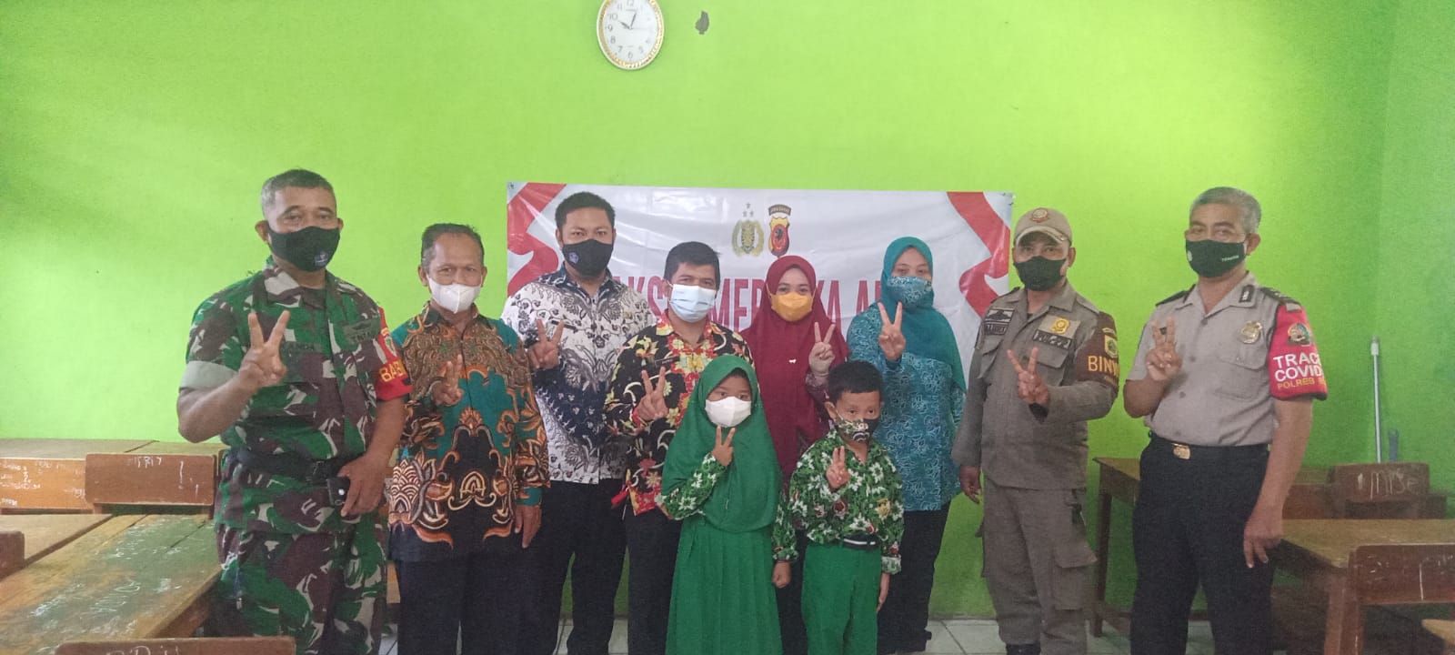 Madrasah Ibtidaiah Raudlatul Islamiyah Kemang Gelar Vaksinasi 