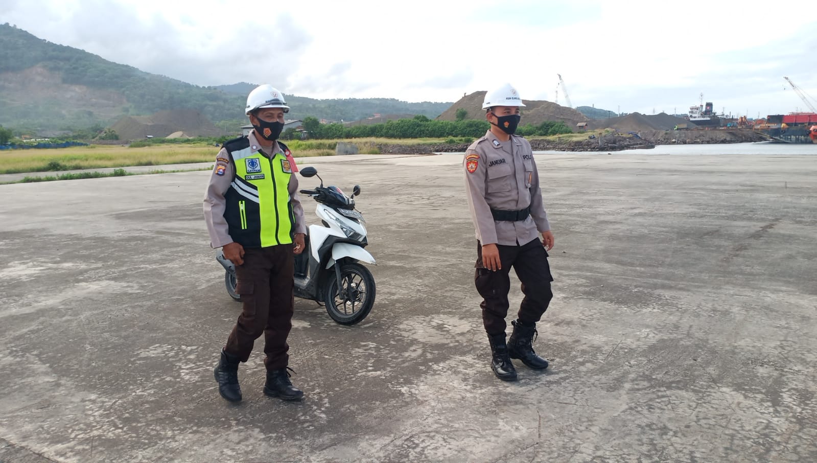Personel Ditpamobvit Polda Banten Lakukan Patroli di PT Pelindo Regional II