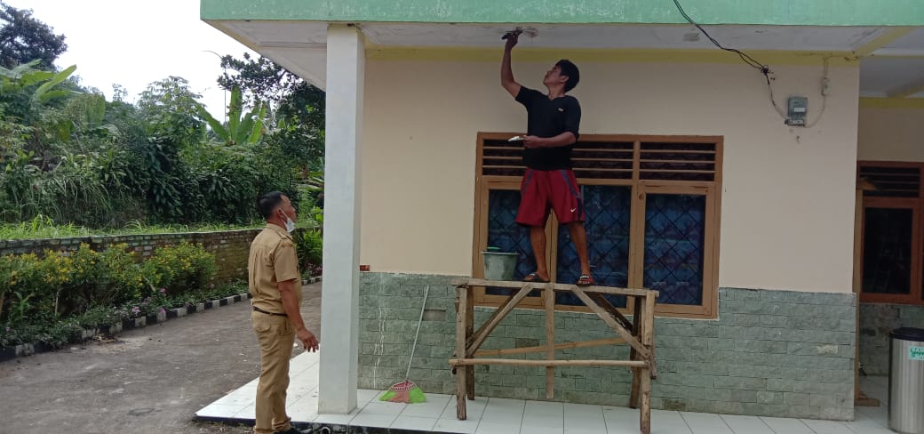 Pemdes Sukajadi Rehabilitasi Kantor Desa