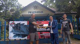 Ketua BK DPRD Kota Bogor Salurkan Bantuan Untuk Korban Gempa di Desa Purasari Leuwi Liang Kabupaten Bogor