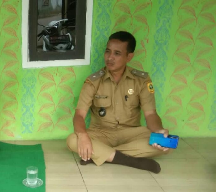 Apud Adriansyah Kades Tajur Halang Kunjungi Warga yang Sakit