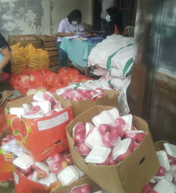 Bagikan Paket Sembako, Kelurahan Babakan Pasar Pastikan Tepat Sasaran