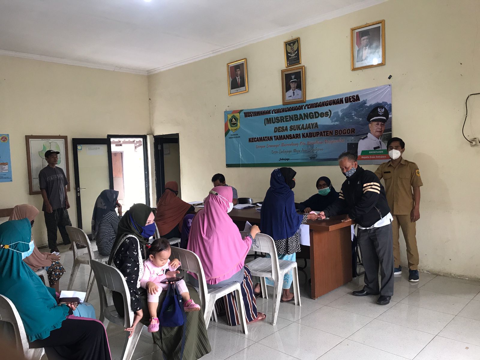 Salurkan BLT-DD Tahap 11, Pemdes Sukajaya Bantu Ekonomi Warga