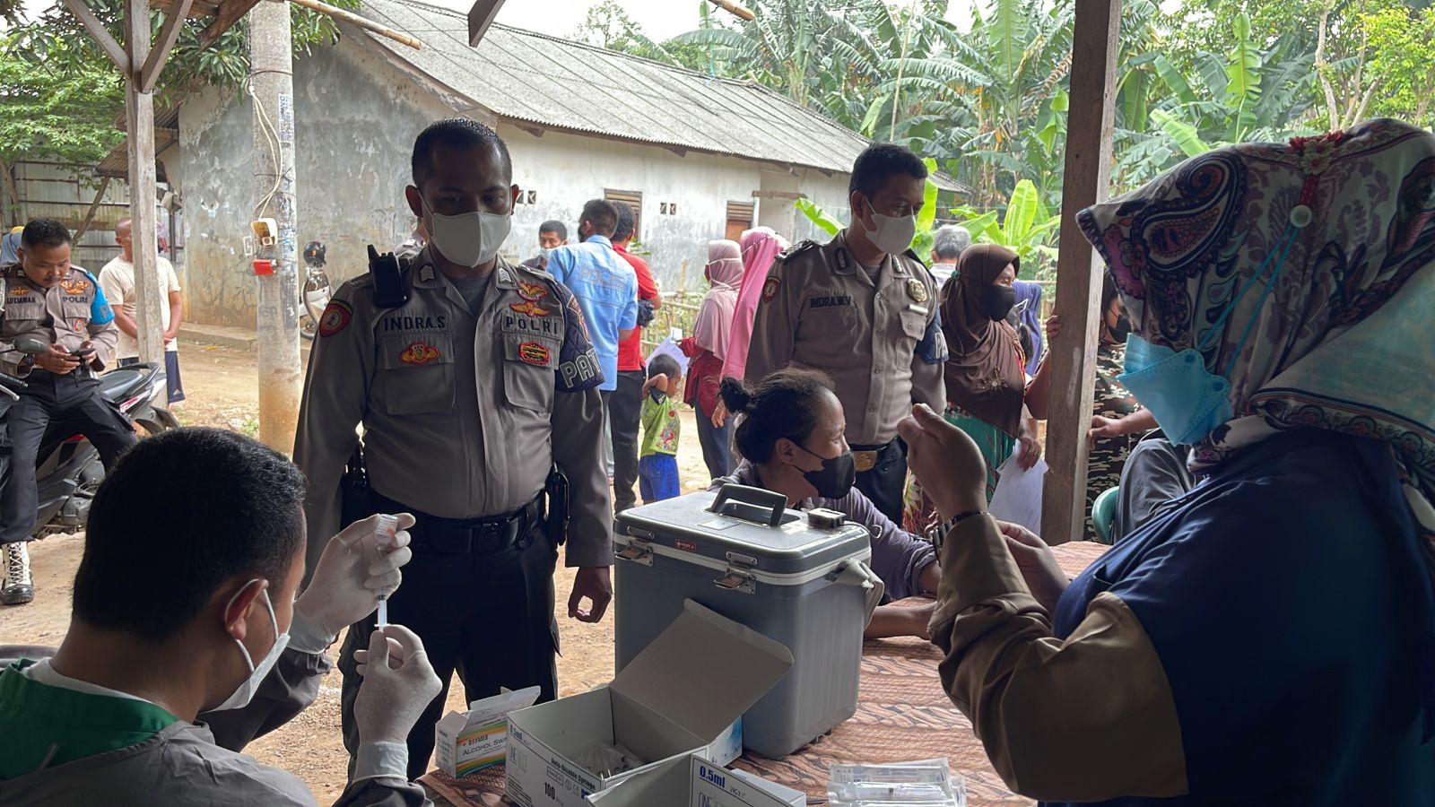 Percepatan Vaksinasi, Polsek Cileungsi Polres Bogor Gelar Vaksinasi Keliling