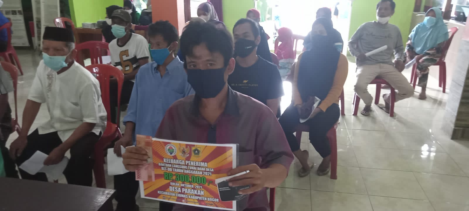 Pemdes Parakan Salurkan BLT-DD Sekaligus Gelar Percepatan Vaksinasi Covid 19