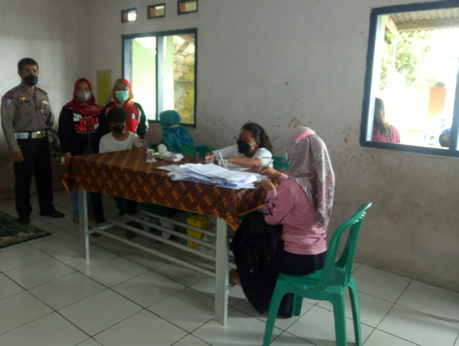 Tinjau Vaksinasi Massal, Kades Parakan bersama Polsek Ciomas Ketatkan Prokes