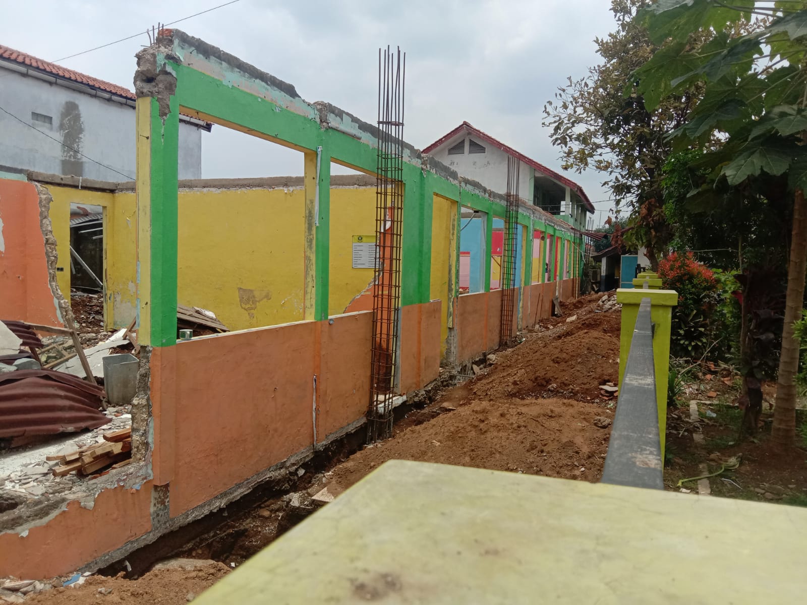 Rehabilitasi Gedung Sekolah Terbengkalai, Pekerja Pulang, Ada Apa ?