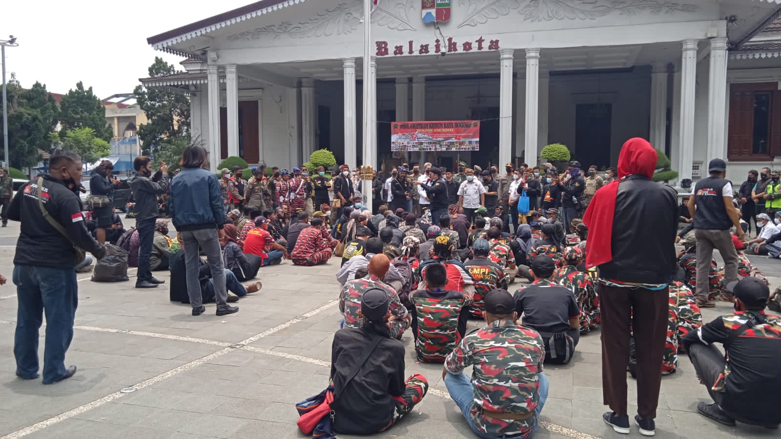 Ratusan Budayawan dan Ormas Gelar Aksi Unjuk Rasa di Halaman Balai Kota Bogor