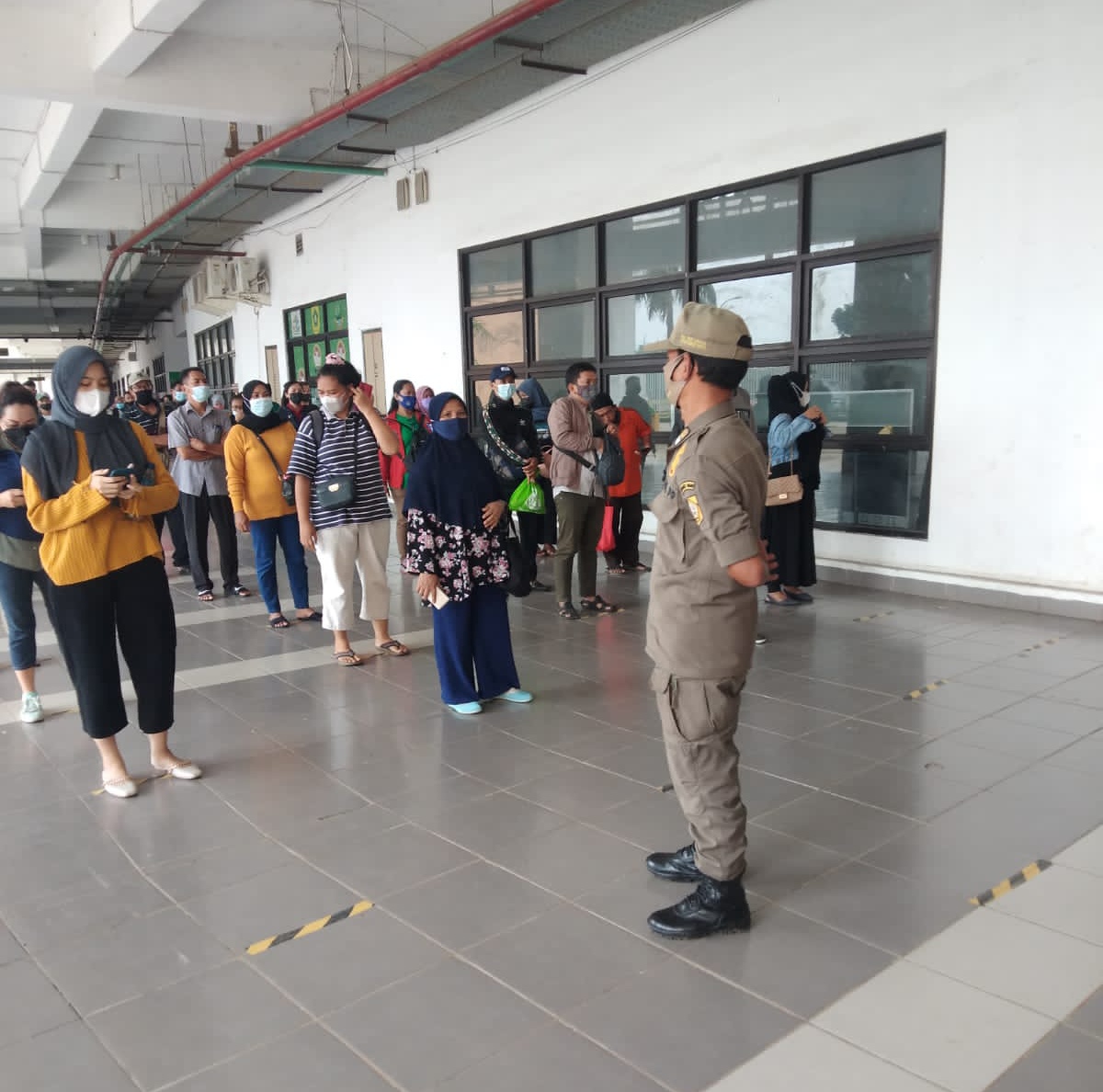 Satpol-PP Kabupaten Bogor Berjibaku Amankan Lokasi Vaksinasi di GOR Pakansari