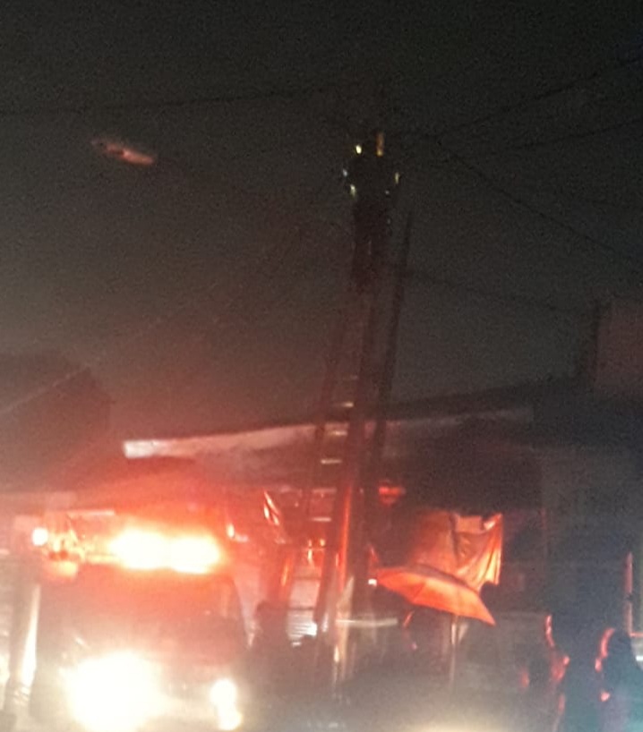 Dua Unit Mobil Damkar Berhasil Padamkan Kebakaran Pada Tiang Listrik