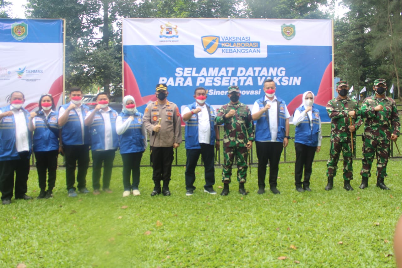 Danrem 061/SK Brigjen TNI Achmad Fauzi, S.IP.,MM., Dampingi Pangdam III/Siliwangi Tinjau Serbuan Vaksinasi