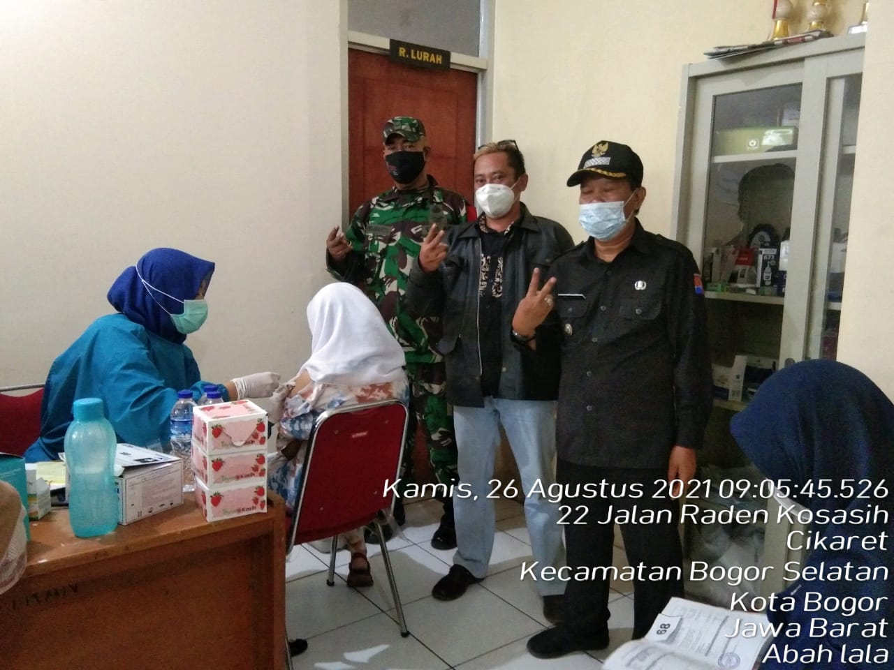 Babinsa Kelurahan Cikaret Monitoring Pelaksanaan Vaksinasi Covid-19