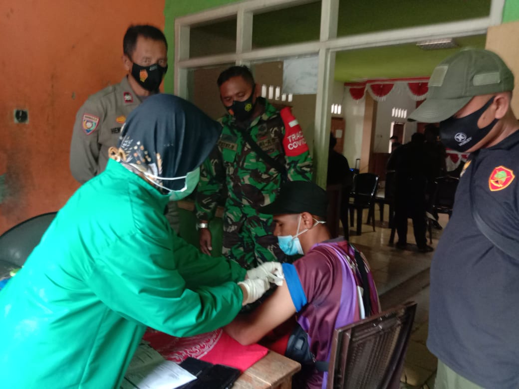 Kopda Putut .U Babinsa Desa Tajur Halang Kawal Pelaksanaan Vaksin Dosis ke- 2