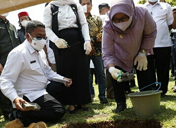 Bupati Bogor Lakukan Peletakan Batu Pertama Jembatan di Desa Karacak Program Samisade