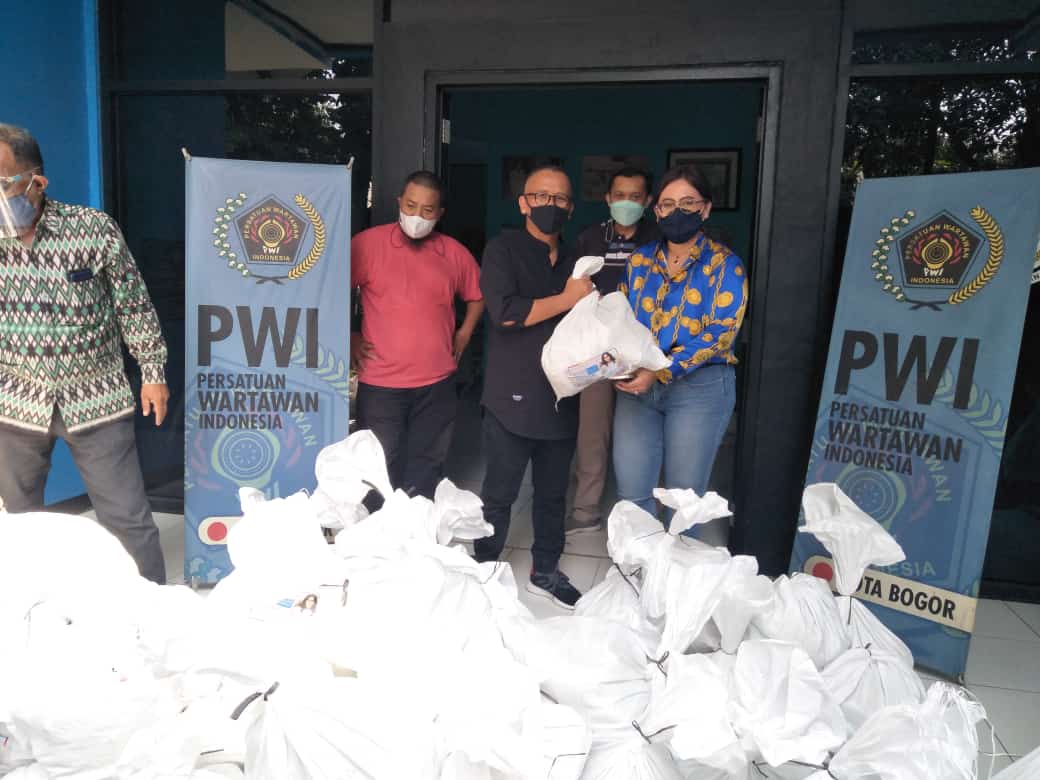 Sekertariat PWI Kota Bogor Terima Paket Sembako Dari Partai Demokrat