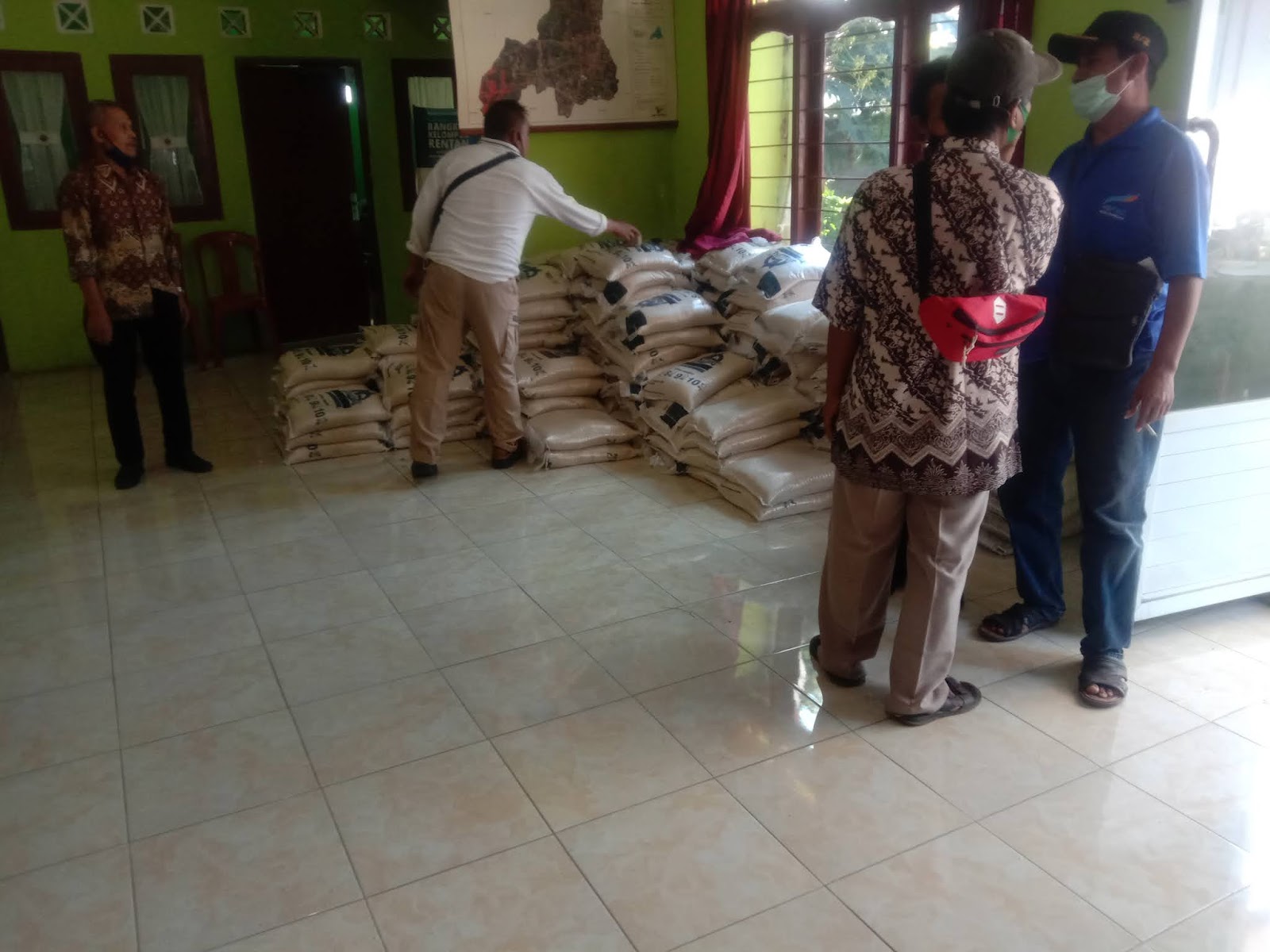 Pemdes Parakan Salurkan Bantuan Beras dari Kemensos RI