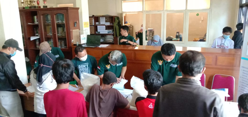 Pemdes Citeko Salurkan Bantuan Beras dari Kemensos RI